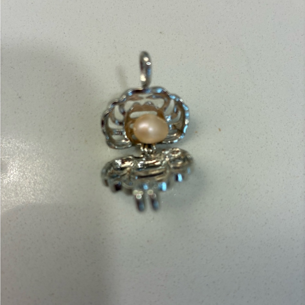 NWOT Pearl Pendant in Crab Locket